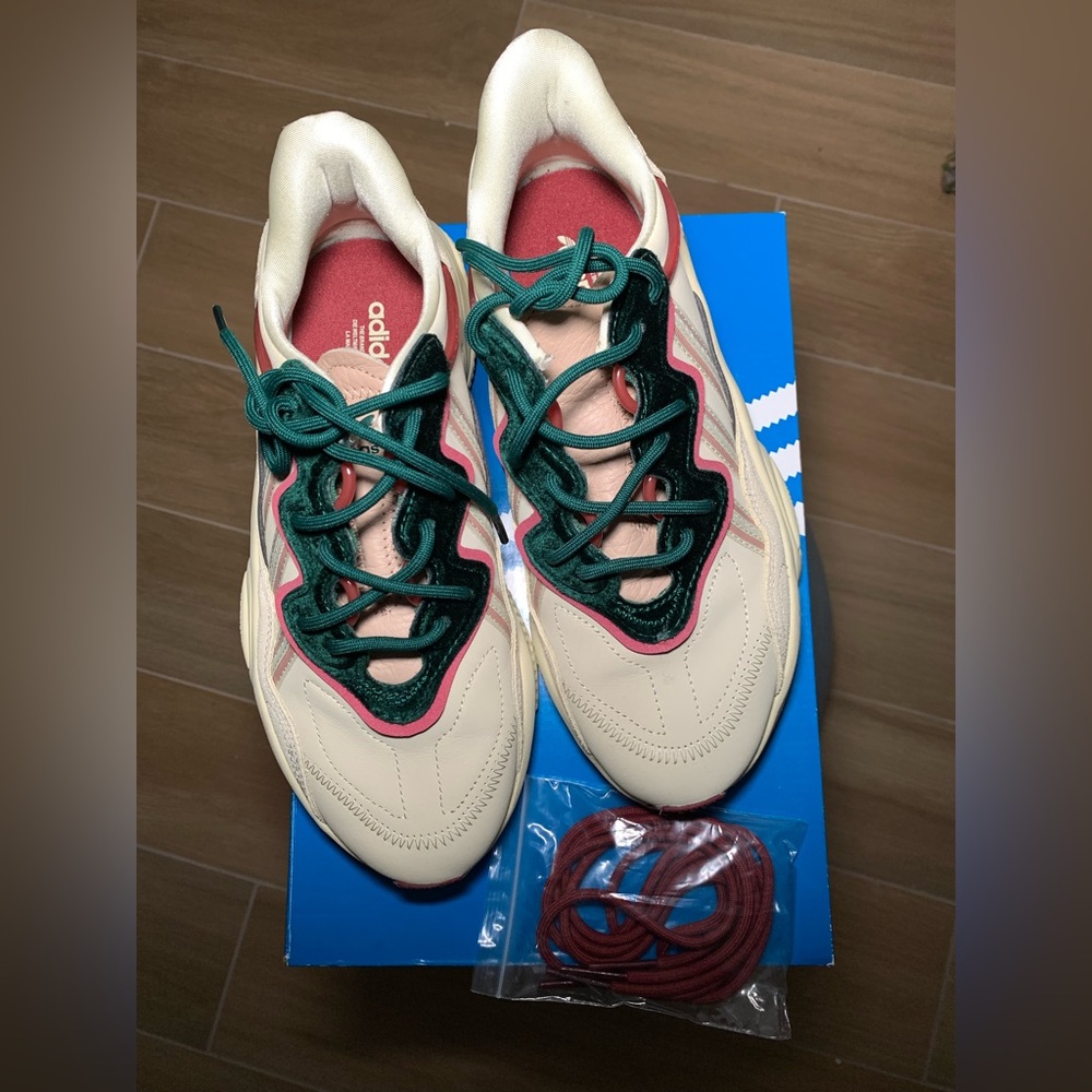 *NEW* Adidas OZWEEGO Women’s! Size 7 in original box, and maroon colored laces.